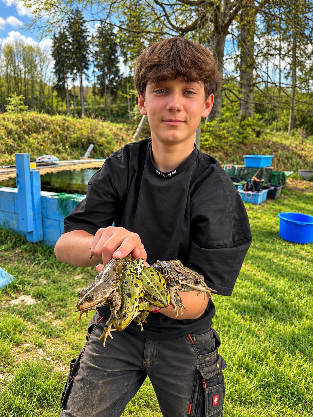 Semih mit Fröschen an den Naturweihern der Koifarm Krumbach