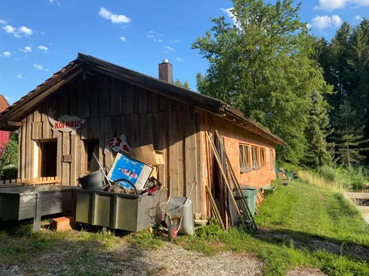 Gebäude und Außenanlage der Koifarm Krumbach