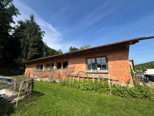 Gebäude und Außenanlage der Koifarm Krumbach