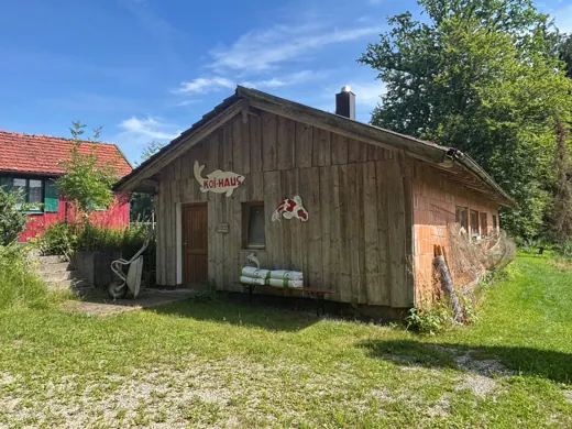Gebäude und Außenanlage der Koifarm Krumbach