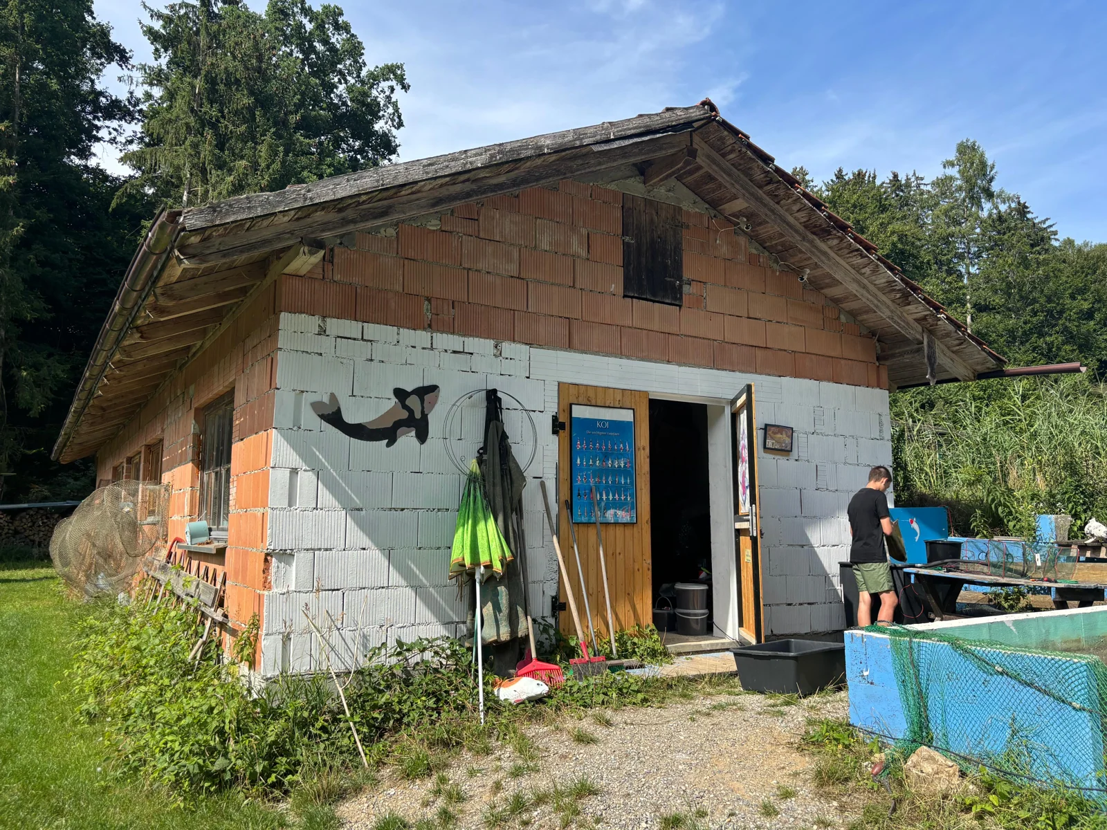 Das Koi-Haus mit Arbeitsbereich im Freien